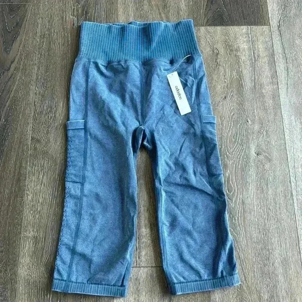 Ododos Capri pants. Women’s size XS-S. New with tags. Navy blue color.